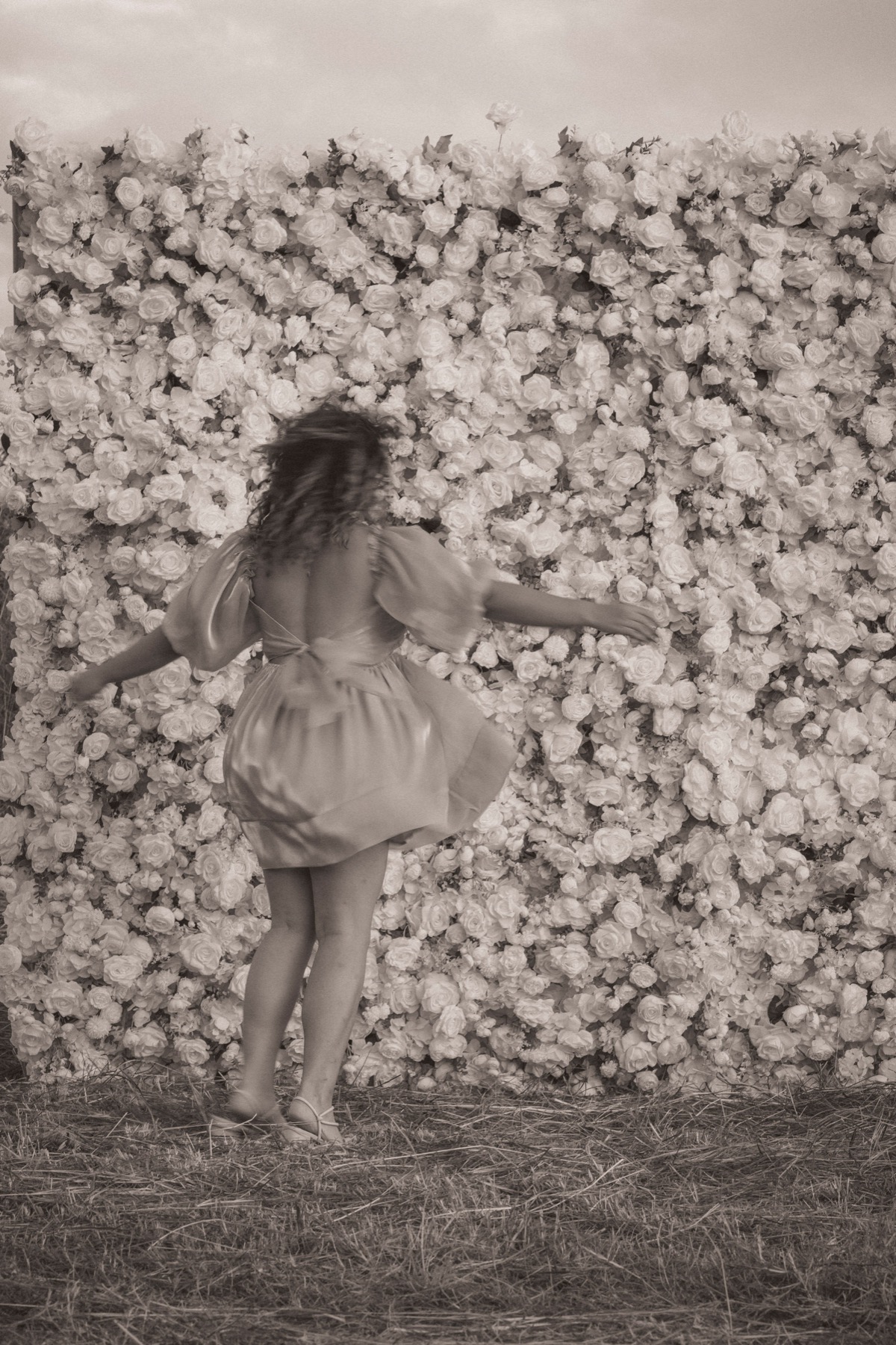 Flowerwall con iluminación cálida en evento
