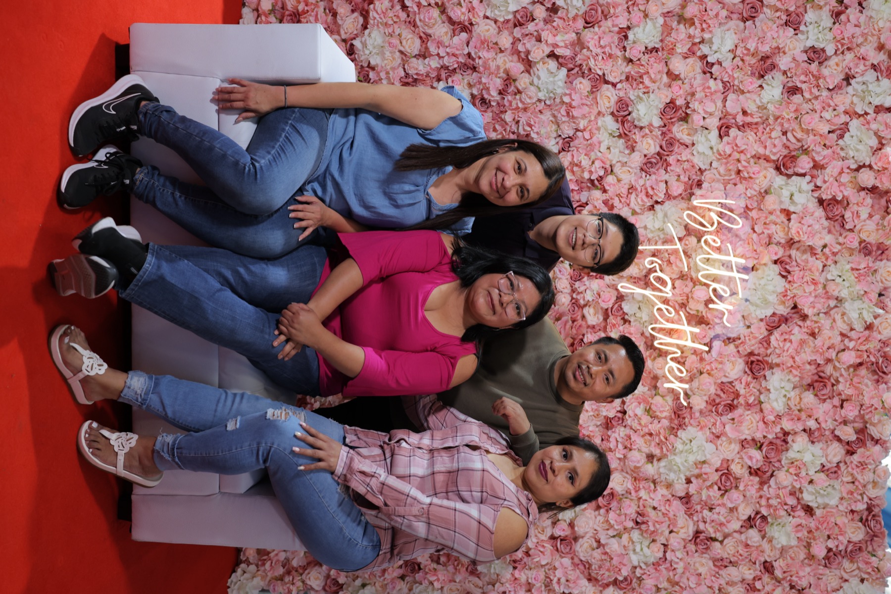 Flowerwall como fondo editorial en boda
